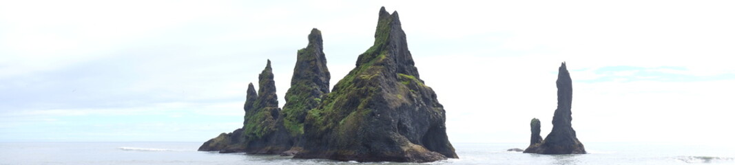 Fototapeta na wymiar Rocks protruding from the ocean