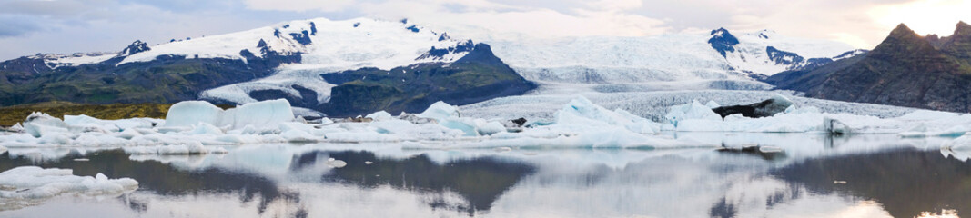 Fototapeta na wymiar Panorama of the largest glacier in Iceland