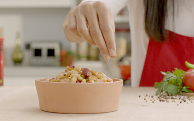 Red pepper powder is thrown on the beans cooked in Turkish style. 