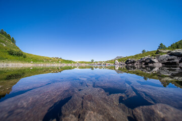 Fototapeta na wymiar Reflet sur le lac de l'Etroit, Alpes, France 