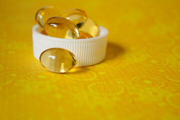 VITAMINA E SOBRE FONDO AMARILLO PARA CUIDADO DE LA PIEL