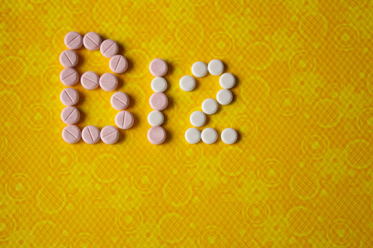 COBALAMINA EN PASTILLAS DE B12 SOBRE FONDO AMARILLO