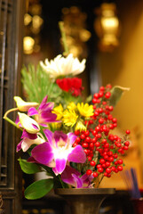 Fototapeta na wymiar 仏壇に飾られた仏花