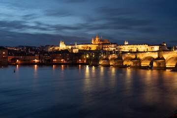 Fototapeta na wymiar .panoramic view of Charles Bridge on the Vltava river and in the background Prague Castle and St. Vitus Cathedral in the center of Prague in the evening