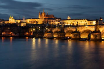 Fototapeta na wymiar .panoramic view of Charles Bridge on the Vltava river and in the background Prague Castle and St. Vitus Cathedral in the center of Prague in the evening