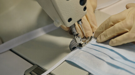 Because the new coronavirus pneumonia is spreading around the world, sewing disposable medical masks allows these masks to respond to a coronavirus outbreak around the clock.