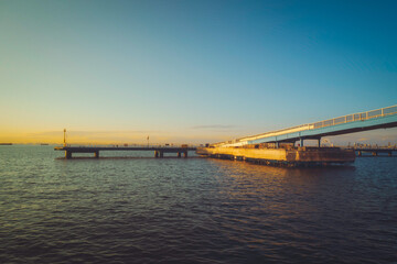 Fototapeta na wymiar 千葉県市原市の海釣り公園の桟橋と東京湾の風景
