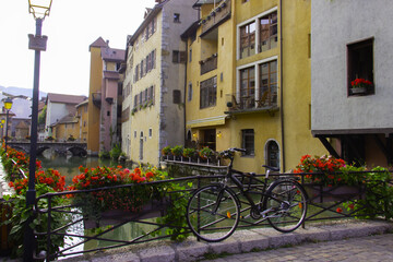 Fototapeta na wymiar Vélo au canal d'Annecy, la Petite Venise des Alpes 