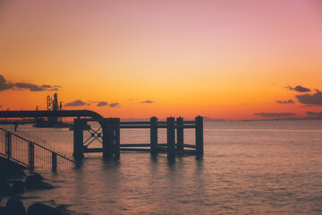 Obraz premium 千葉県市原市の養老川臨海公園近くから見える東京湾の夕景