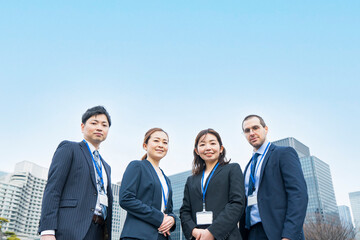 4人並ぶビジネスチーム
