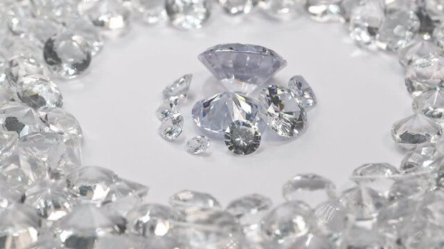 The sparkling sparkle of diamonds surrounded by white diamonds and spinning around..