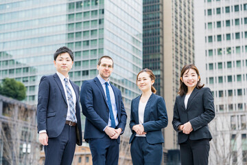 4人並ぶビジネスチーム
