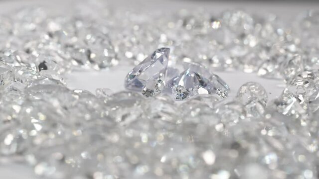 The sparkling sparkle of diamonds surrounded by white diamonds and spinning around..