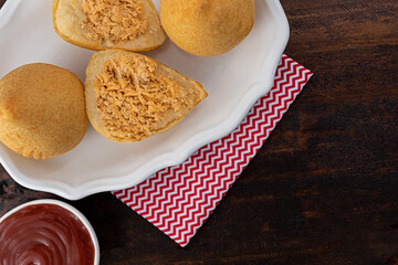 Coxinha de frango cortada
