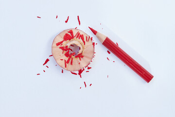 赤色鉛筆と鉛筆削りカスの様子