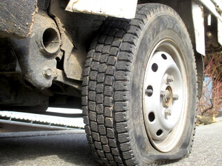車のタイヤがパンク