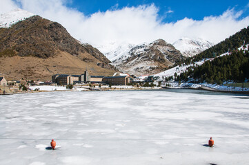 Valle de Núria Nevado en Primavera con lago helado y montañas de los Pirineos de fondo