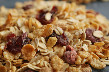 青い背景の上に置いた色々なシリアルやグラノーラやミューズリー