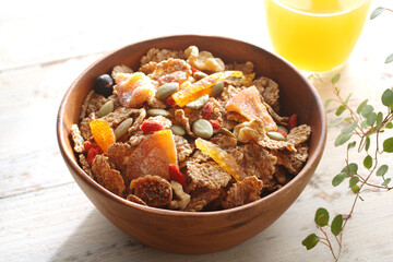 青い背景の上に置いた色々なシリアルやグラノーラやミューズリー