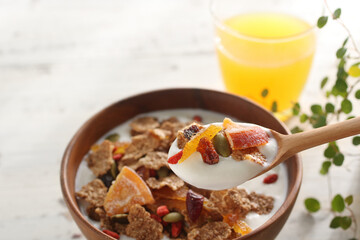 ヨーグルトを注いだシリアルをスプーンで持ち上げたクローズアップ