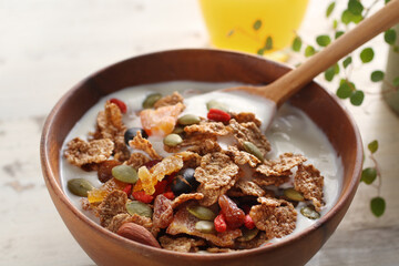 ヨーグルトを注いだシリアルをスプーンで持ち上げたクローズアップ