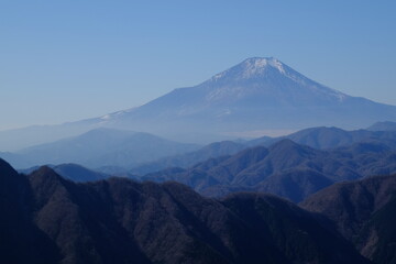 Fototapeta premium 丹沢の袖平山ヵら撮影した風景 広い晴天の青空に、富士山など山々が眼下に広がる