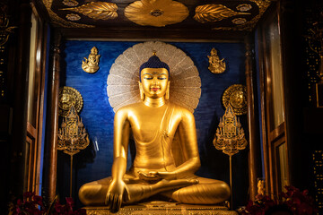 Obraz premium Budhha golden statue isolated in details