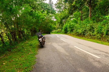 Obraz premium Solo traveler bike with isolated road and amazing background
