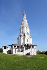 Fototapeta premium Church of the Ascension against the blue sky in Kolomenskoye. Famous recreation place and tourist attraction. Kolomenskoye in Moscow