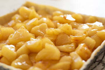 自宅でお菓子作り　焼く前のアップルパイ