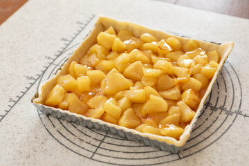 自宅でお菓子作り　焼く前のアップルパイ