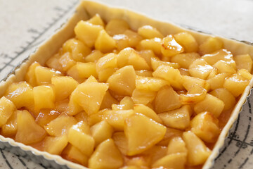 自宅でお菓子作り　焼く前のアップルパイ