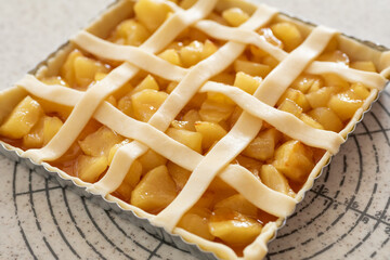 自宅でお菓子作り　焼く前のアップルパイ
