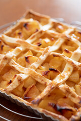 自宅でお菓子作り　焼きたてのアップルパイ