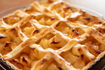 自宅でお菓子作り　焼きたてのアップルパイ