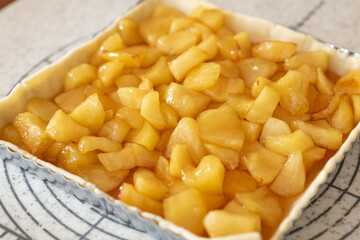 自宅でお菓子作り　焼く前のアップルパイ