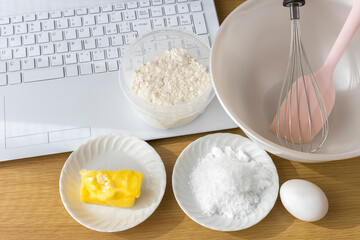 ノートパソコンを見てクッキーを作るイメージ