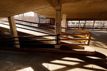Licht und Schatten in einem Parkhaus