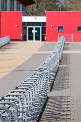 Obraz premium Leere Fahrradständer an einer Schule oder öffentlichen Einrichtung