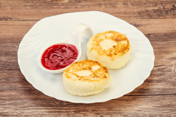 Cottage cheese pancakes with strawberry jam