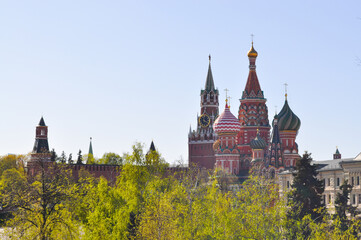 Obraz premium Red squaer in Moscow city, Russia. View on church of Saint Basil the Blessed and greenery from park. Colorful Cityscape.