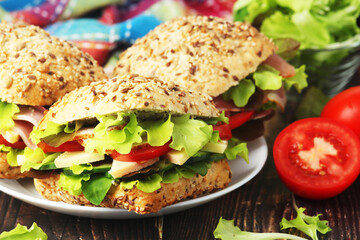 Sandwiches with whole grain bread, ham and vegetables