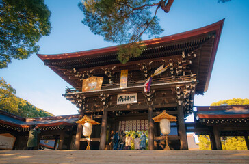東京、明治神宮の南神門と初詣客の様子です