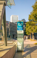 東京メトロ千代田線赤坂駅の案内版と周辺の風景