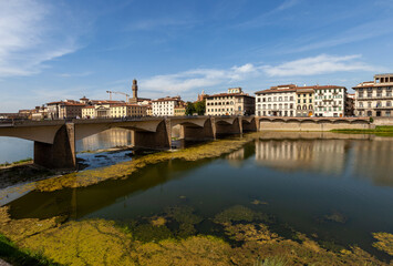 Naklejka premium Aerial view of the Arno river in Florence, Italy