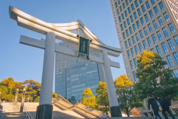 Gordijnen 東京、日枝神社の山王鳥居と高層ビルの風景 © 眞