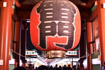 Senso-ji in Asakusa, Tokyo bei Nacht mit Prozessionsstrasse im Hintergrund