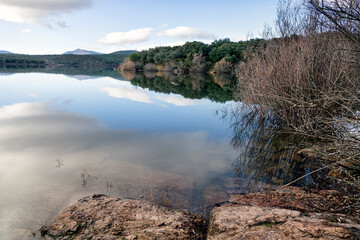 Reflejos en el embalse de Puente Viejo. Madrid. España. Europa.