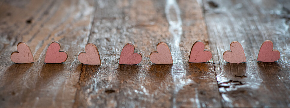 Banner: Holzherzchen auf rustikalem Holzuntergrund - Motiv f&uuml;r Valentin, Hochzeit ect. im Vintage / Shabby chic look