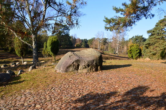 Grab von Hermann L&ouml;ns in der Tietlinger Heide im Herbst, Niedersachsen